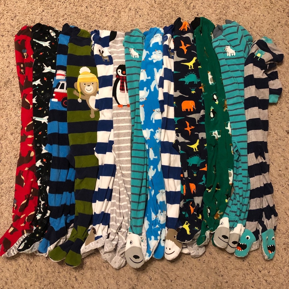Set of 13 Carter’s 3T fleece footed feetie pajamas. Boys/gender neutral. GUC.